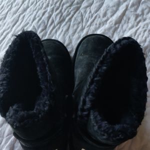 Size 8 black women's fur lined leather boots